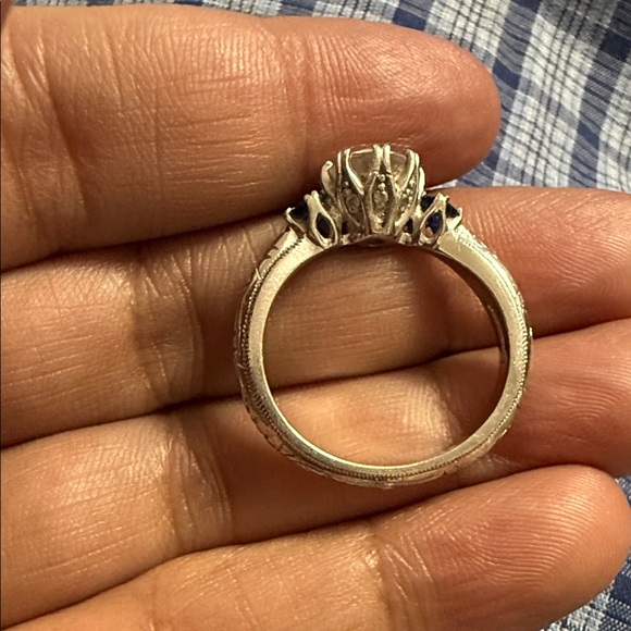 Elegant Silver and Blue Stone Ring - Picture 3 of 5